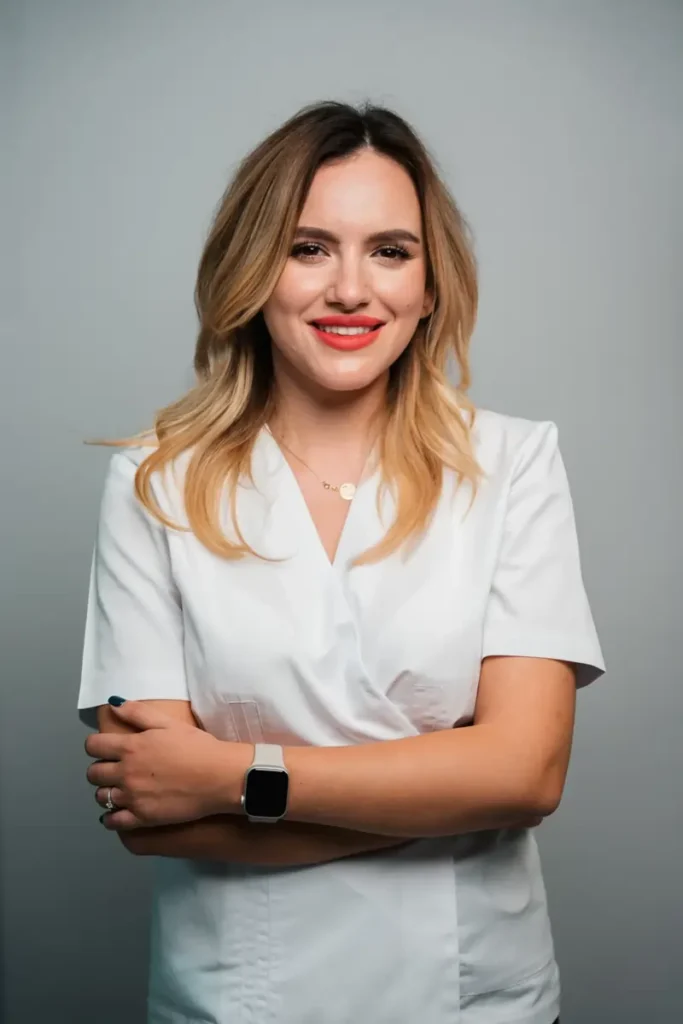 Dr. Andreea Ciobanu – Medic protetician, specialist în reabilitări orale complete și implanturi dentare